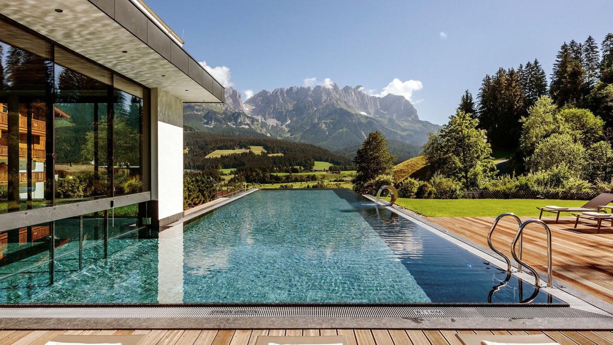 In-diesem-Hotel-in-sterreich-liegt-der-30-Meter-lange-Pool-direkt-unter-dem-Wilden-Kaiser