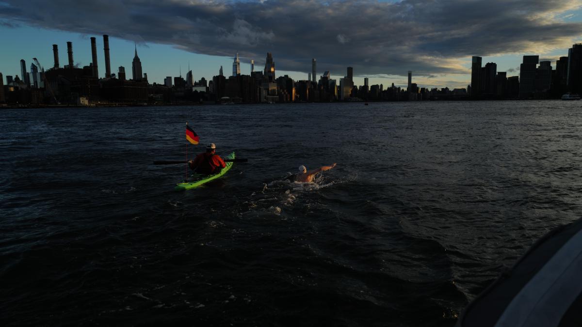 In-Rekordzeit-einmal-um-Manhattan-herumgeschwommen