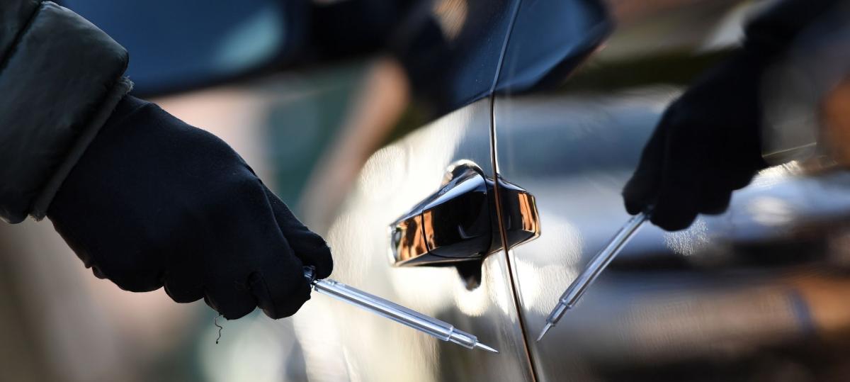 In der Tiefgarage zerkratzt: Unbekannte hinterlassen hohen Schaden an geparktem Mercedes
