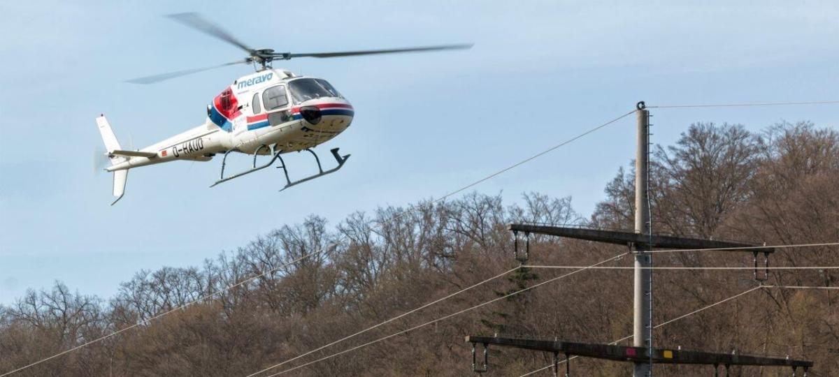 Helikopter fliegt nur wenige Meter über den Bahngleisen: Was steckt dahinter?