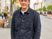Der Münchner Sterne-Gastronom 
Marc Uebelherr macht im Herzen seiner Augsburger Heimat das Kult-Lokal „Kneipe 80“ auf – 
bevor er den Rest der Welt damit erobert.