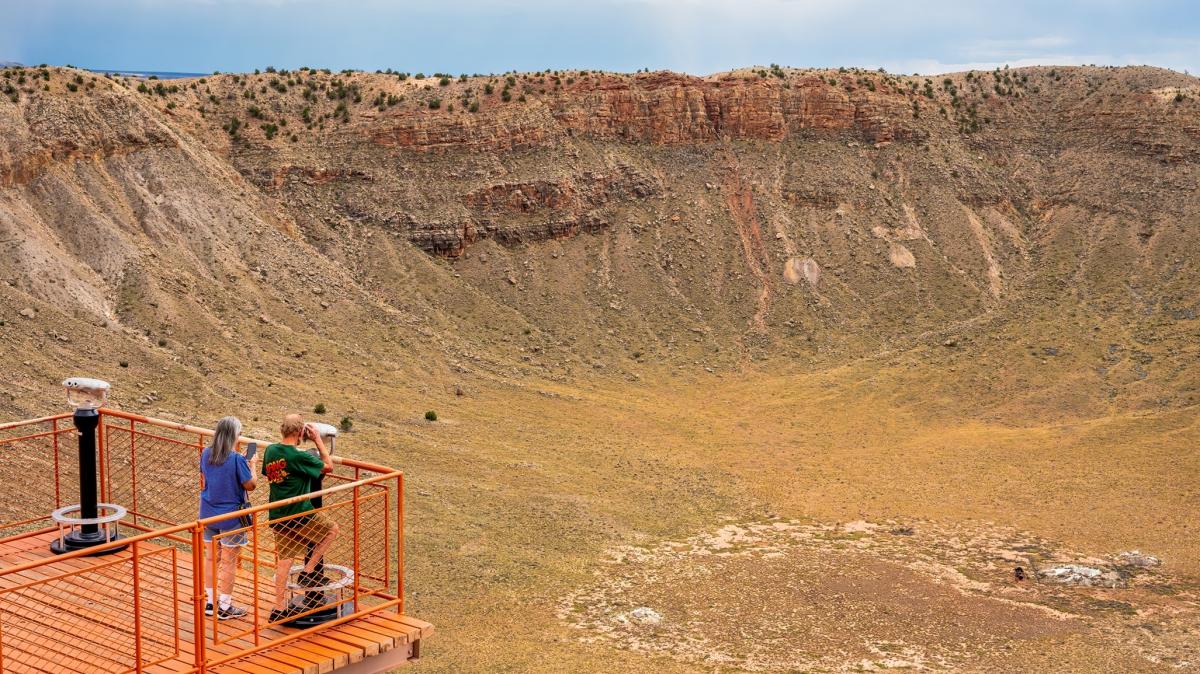 Bislang-durften-nur-Astronauten-in-diesen-Krater-hinabsteigen-ab-sofort-kann-man-dort-auch-wandern