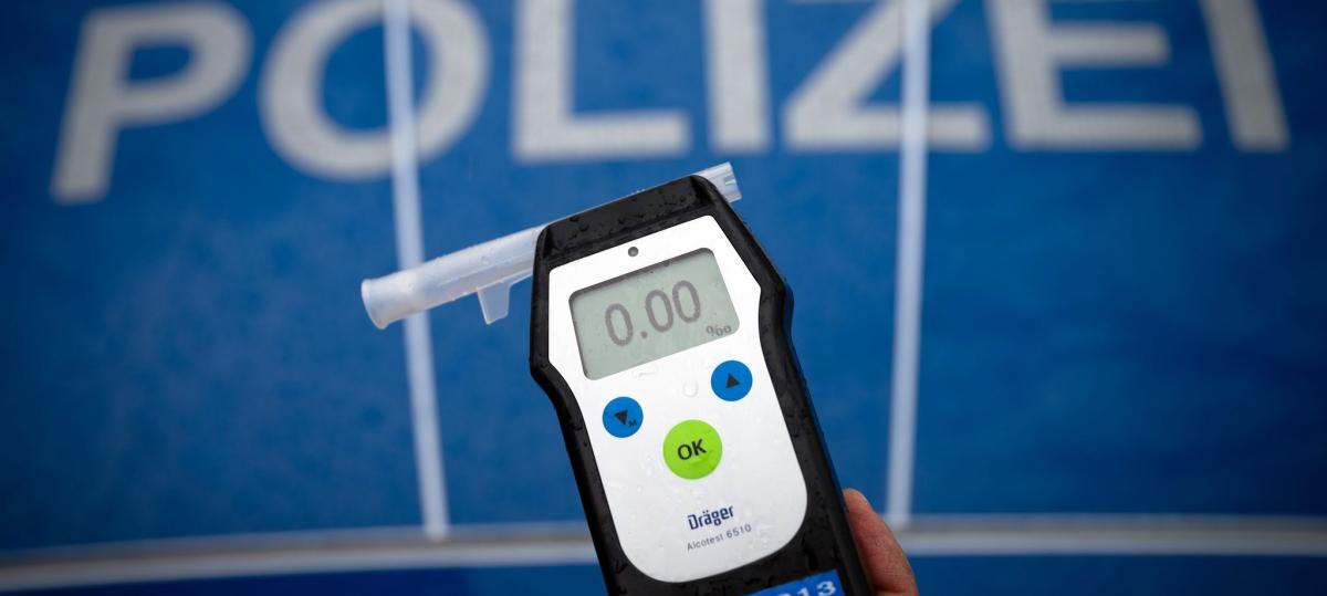 Erheblich alkoholisierter Autofahrer verursacht Unfall