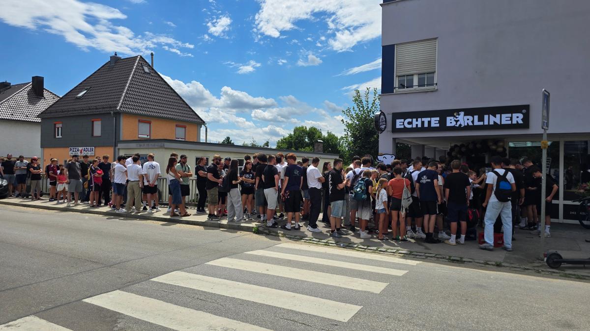 Hype-um-Echte-B-rliner-ber-100-Menschen-stehen-vor-neuem-D-nerladen-in-Aichach-Schlange
