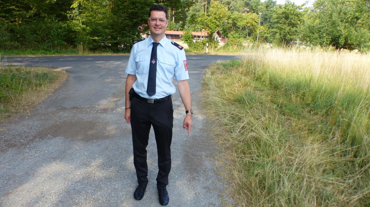 Versuchte-Brandstiftung-Molotow-Cocktail-zwischen-Waldrand-und-Sportheim-in-Obervolkach-gefunden