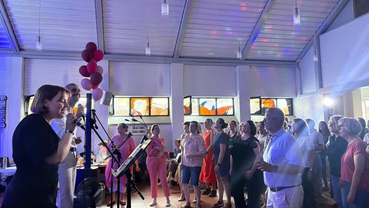Kollektive-Lagerfeuer-Atmosph-re-beim-Herdensingen-in-Friedberg