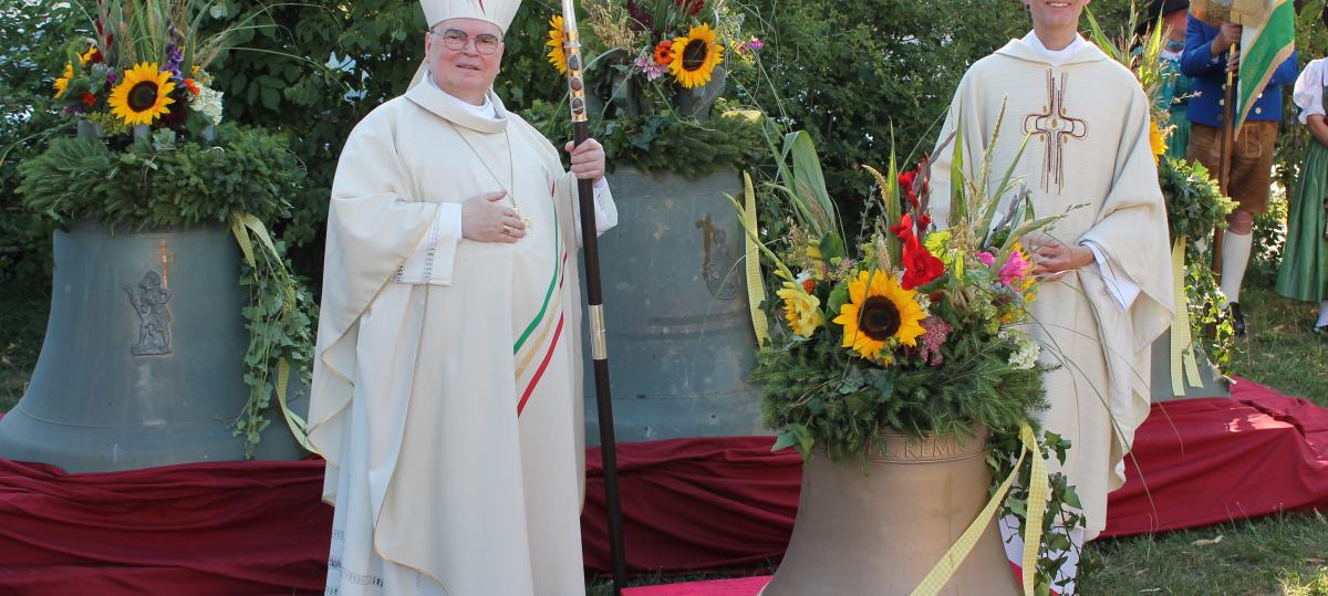 Bischof weiht vier Glocken für die Pfarrkirche in Raisting