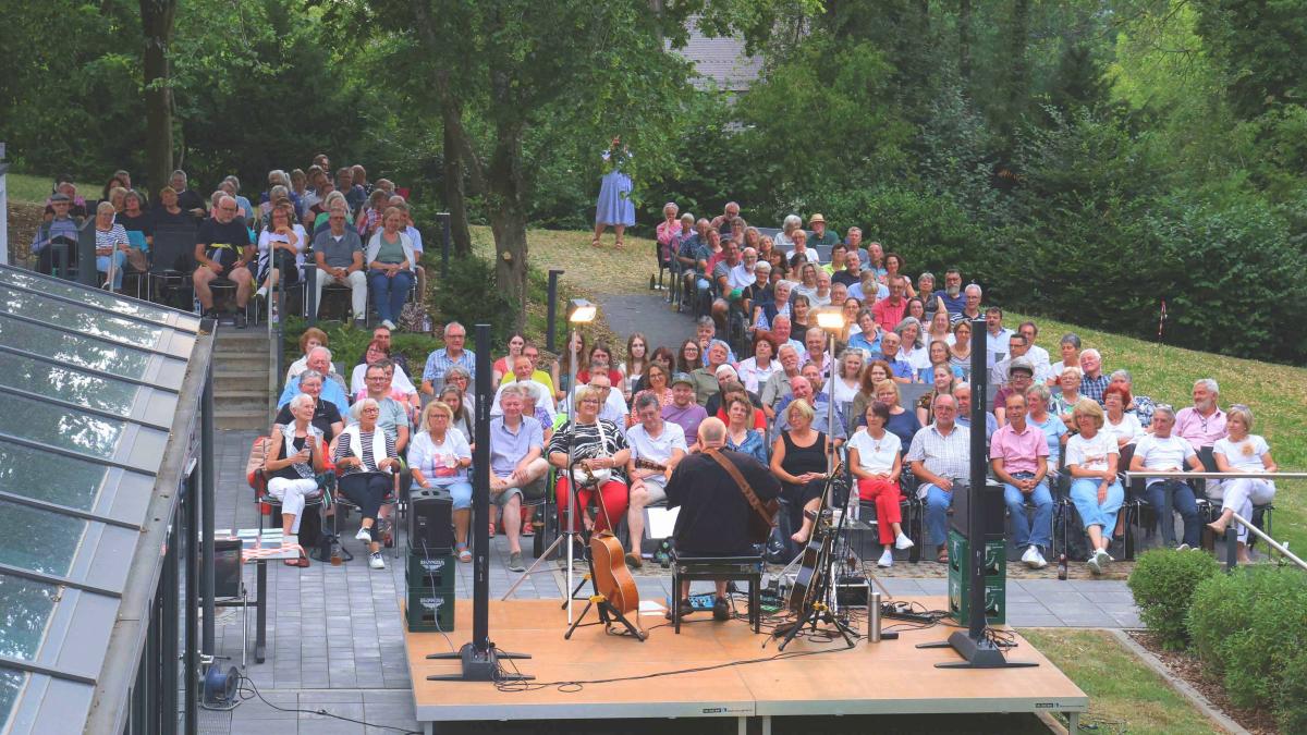 Wolfgang-Buck-bei-Kultur-im-Schatten-der-Basilika-Musik-zum-Hineinf-hlen-und-Nachdenken