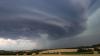 Bedrohliche Gewitterwolken verdunkeln den Himmel.
