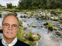 Der Wasserstand in der Wertach wird momentan als „sehr niedrig“ und im Lech als „niedrig“ eingestuft. Der Stadtwerke-Sprecher Jürgen Fergg bezeichnet Augsburgs Lage im Lechfeld als „eine sehr begnadete Position“ für die Wasserversorgung, die weiterhin stabil ist. Fotos: Olessja Schulz und swa