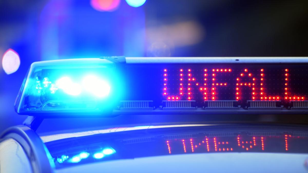 Unfall-beim-Ausparken-Traktorfahrerin-verursacht-Zusammensto-mit-Auto