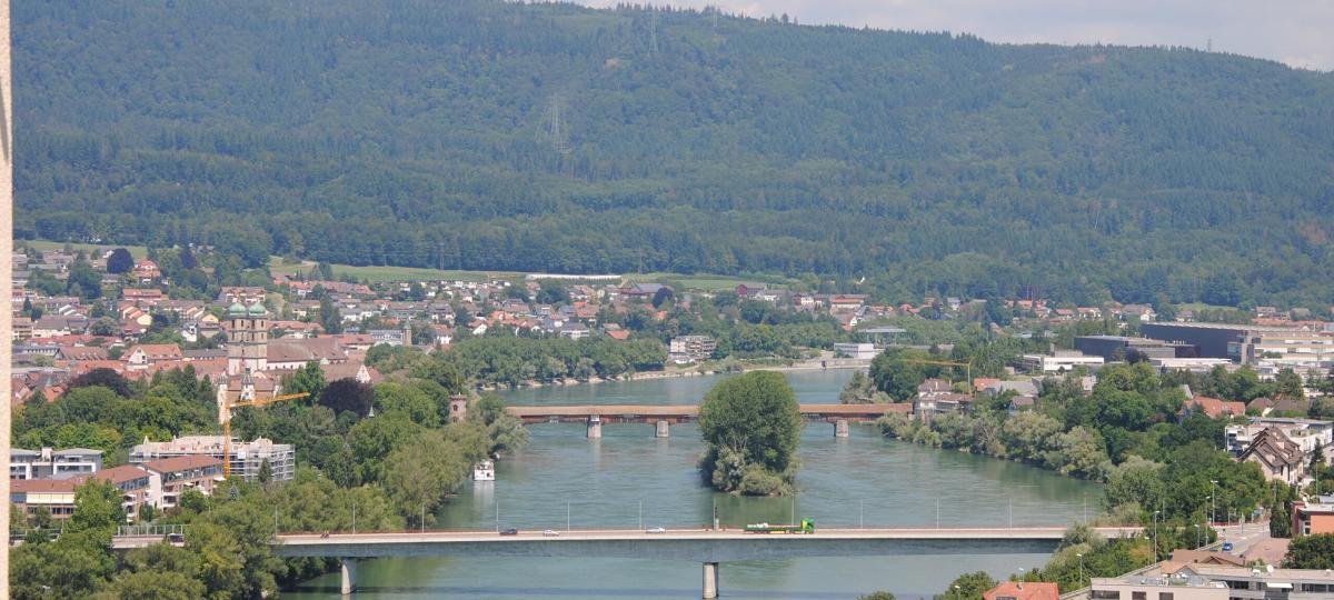 Männer entdecken im Rhein schwimmende Säcke mit Leichenteilen