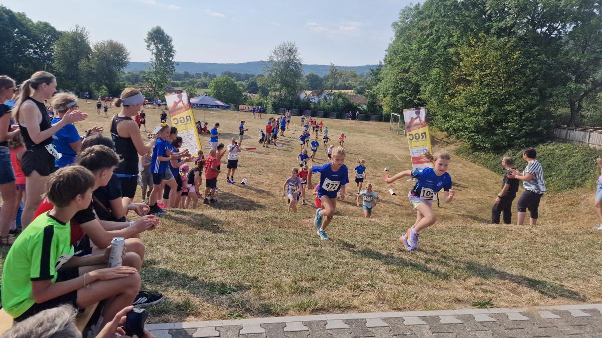 Ein-schneller-Sieger-viele-Kinder-und-eine-besondere-Zahl-beim-Frankenheimer-Crosslauf