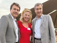 Bernhard Hock (pd, li.) und Anja Marks-Schilffarth (AJ) tauschten sich als neue Verlagspartner mit MP Markus Söder aus.