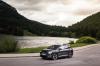 Audi Q4 SUV e-tron: Stromverbrauch kombiniert in kWh/100 km: 18,0-15,3; CO2-Emissionen kombiniert in g/km: 0; CO2-Klasse: A Audi Q4 SUV e-tron in Tamboragrey, outdoor driving shot, exterior, side view along a lakeside.