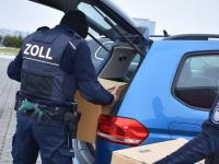 Bei bestimmten Einsätzen, wie bei Firmenkontrollen wegen Schwarzarbeit, tragen manche Zollbeamte sicherheitshalber eine Waffe und Schutzausrüstung.