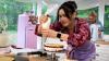 Bianca Valenta voll konzentriert bei „Das große Backen“. Ihre privaten Kreationen, Rezepte und Einblicke zur Show teilt sie auf Instagram unter „bibisbackstudio“.