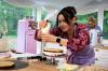 Bianca Valenta voll konzentriert bei „Das große Backen“. Ihre privaten Kreationen, Rezepte und Einblicke zur Show teilt sie auf Instagram unter „bibisbackstudio“.