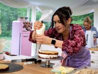 Bianca Valenta voll konzentriert bei „Das große Backen“. Ihre privaten Kreationen, Rezepte und Einblicke zur Show teilt sie auf Instagram unter „bibisbackstudio“.