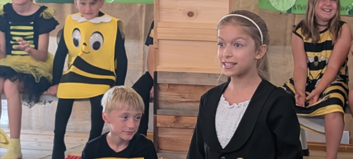 "Bienenstark – wir brauchen euch alle!" geht das Schuljahr an der Grundschule Ried zu Ende