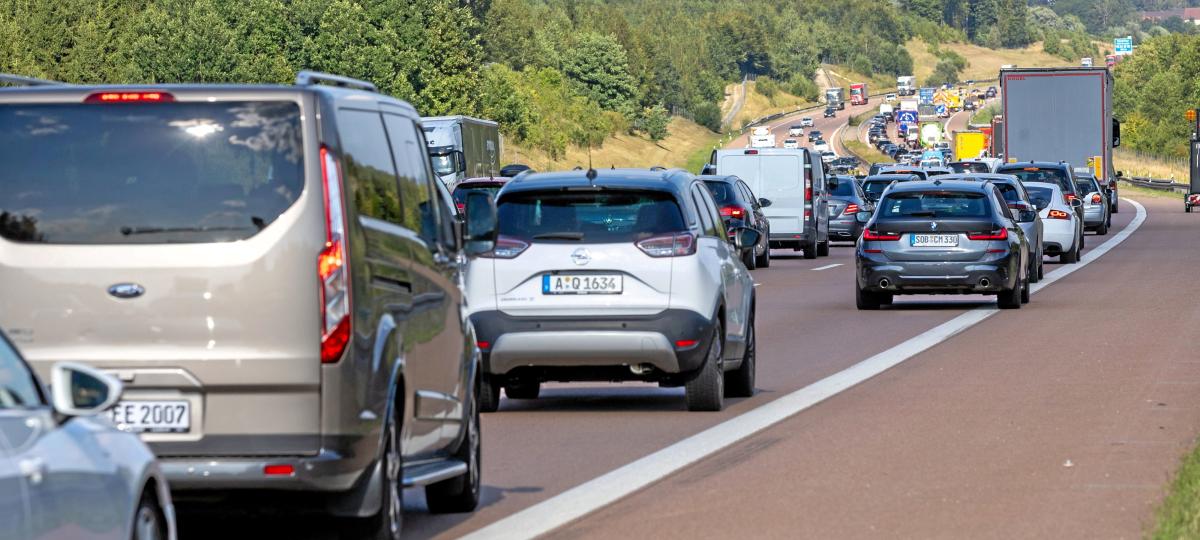 Unfälle, Autobrand, Stau: Autofahrer erleben auf der A8 rund um Augsburg einen Chaos-Tag