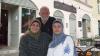 Emne Abdallah (rechts) ist in der Familie für ihre spontanen Entscheidungen bekannt. Ihre Eltern (im Bild) unterstützen ihre Ideen gerne und arbeiten heute selbst mit im Dattel Coffee.