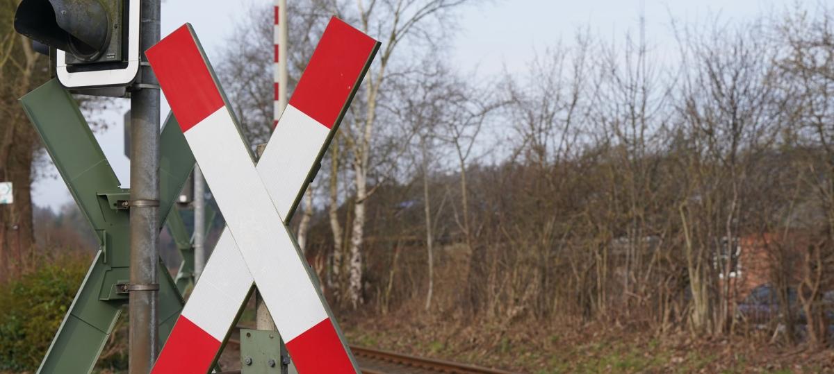 Transporter von Zug erfasst: Bahnstrecke zwischen Mindelheim und Günzburg gesperrt