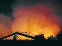 Mehr als 1000 Tiere verenden bei einem Vollbrand eines Stalls zwischen Hörmannsberg und Ried. Über 250 Einsatzkräfte der Feuerwehren und Rettungskräfte aus dem Landkreis Aichach-Friedberg sind bis spät in die Nacht im Einsatz.