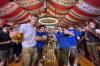 Tolle Fahrgeschäfte, beste Stimmung im Festzelt – so ist das Friedberger Volksfest 2026 gestartet.