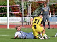 Duell der bekannten Namen: Ex-Profi Kevin Volland vom FC Thalhofen (gelbes Trikot) im Zweikampf mit dem Meringer Noah Mölders.