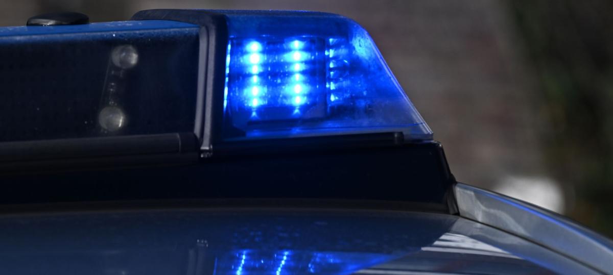 Schwer verletzt nach Unfall: Motorradfahrer wird Auto erfasst und gegen Hauswand geschleudert