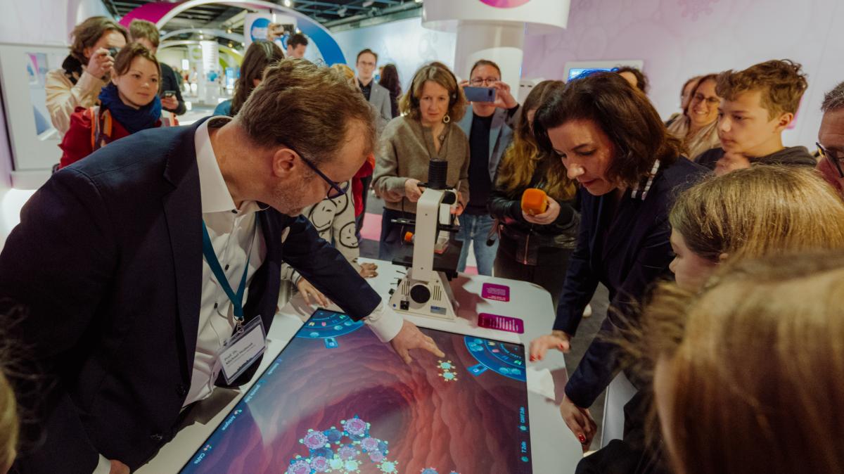 CAR-T Cell Therapy: Würzburg Researchers Showcase Cancer Exhibit on “MS Wissenschaft” Science Ship