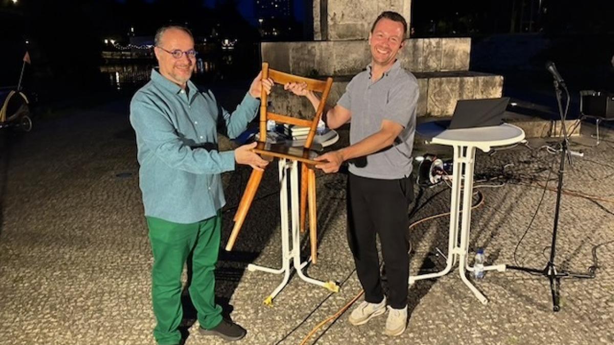 Λογοτεχνία κάτω από τα δέντρα: Ο Sebastian Guggolz χρηματοδοτεί τον εκδοτικό οίκο με κέρδη από τηλεοπτικά κουίζ