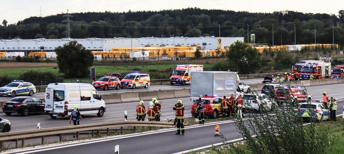 Unfall mit mehreren Fahrzeugen auf der A8 bei Günzburg – Wagen durchbricht Mittelleitplanke