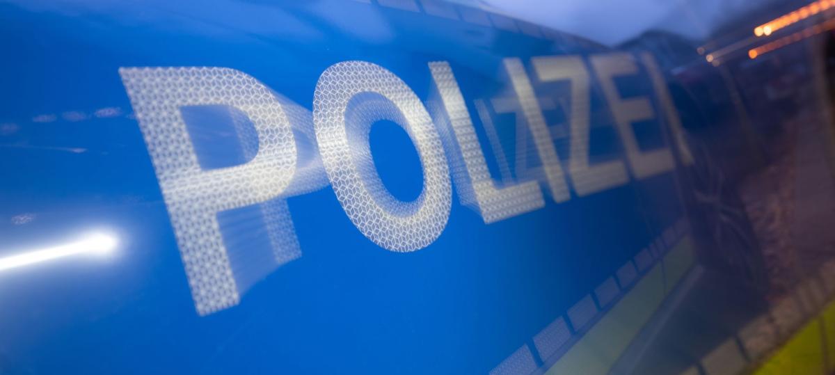 Unbekannte überfallen 15-Jährigen an Bushaltestelle in Haunstetten