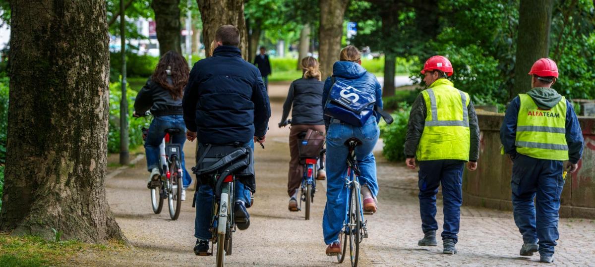 „Rücksichtslose Radler und wild abgestellte E-Scooter“: Was tut Bayern für Fußgänger?