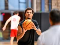Brandon Tischler (mit Ball) arbeitete mit Sasa Filipovski (im Vordergrund) an seiner Wurftechnik.