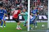 Lars Gindorf (Mitte l) trifft gegen den Karlsruher SC zum 1:0 für Hannover 96.
