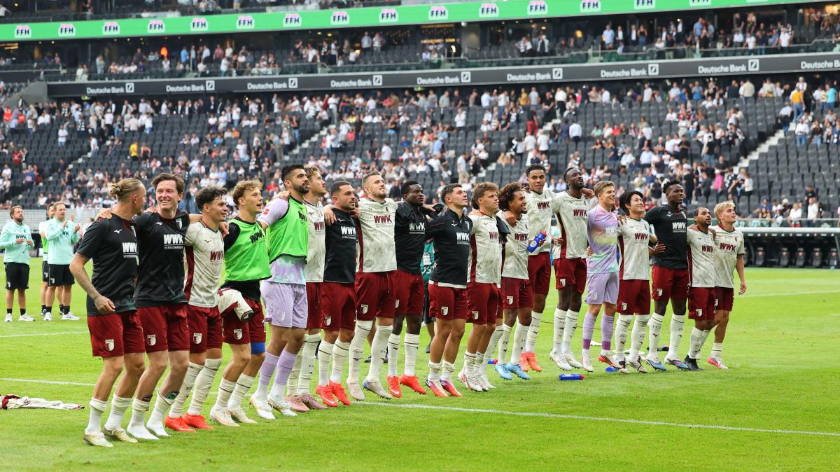 FC Augsburg overtakes FC Bayern and leads the Bundesliga table for the ...