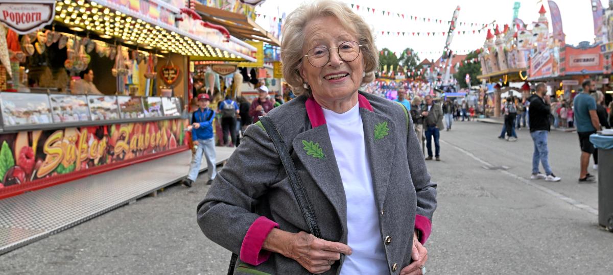 „Endlich wieder da“: Diese 87-Jährige kennt auf dem Augsburger Plärrer fast jeder noch von früher