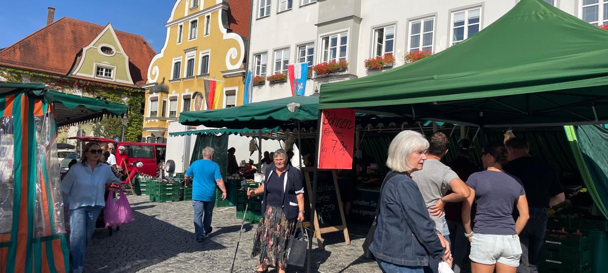 Schwierige Parkplatzsuche für frische Produkte? Was Menschen in Friedberg vom Wochenmarkt halten
