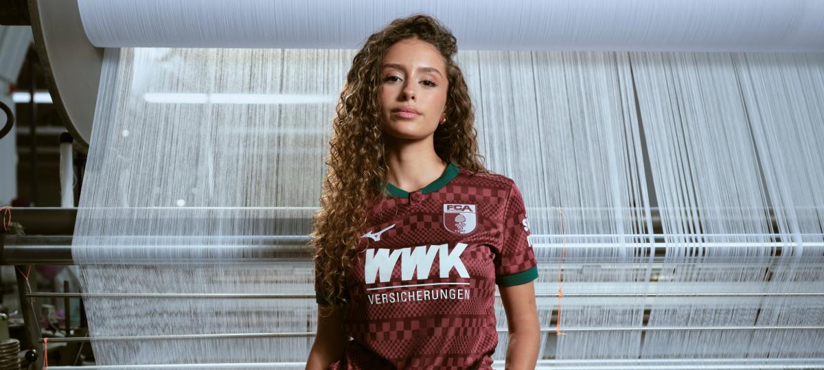 In Weinrot: FCA präsentiert sein neues Textil-Trikot