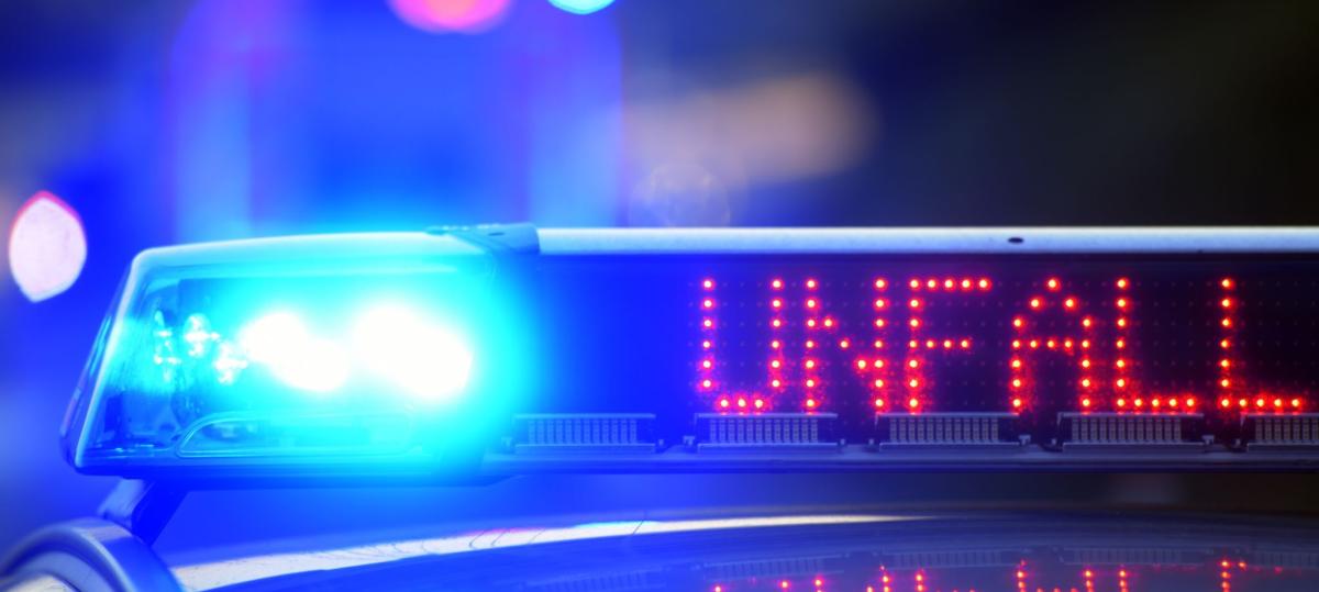 20.000 Euro Schaden: Transporter biegt links ab – und übersieht dabei ein Auto