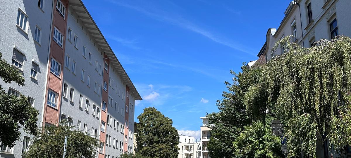 Fünfjähriges Mädchen stürzt in Augsburg aus Fenster: Nachbarn retten es vor dem Tod