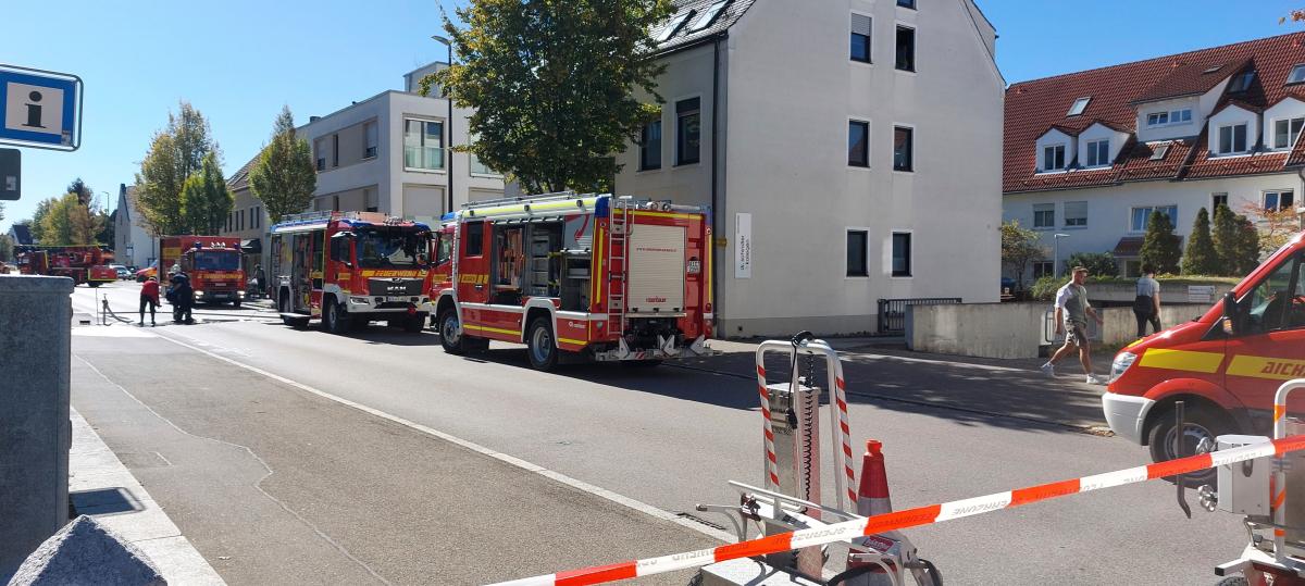 Feuer auf Balkon wird zu Wohnungsbrand: Großer Feuerwehrsatz in der Münchner Straße in Aichach