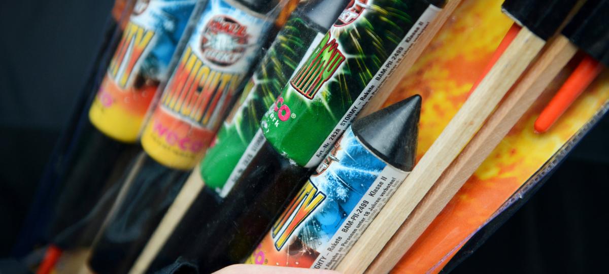 Verabredet zur Übernachtungsparty: Kinder schießen mit Feuerwerk auf parkendes Auto