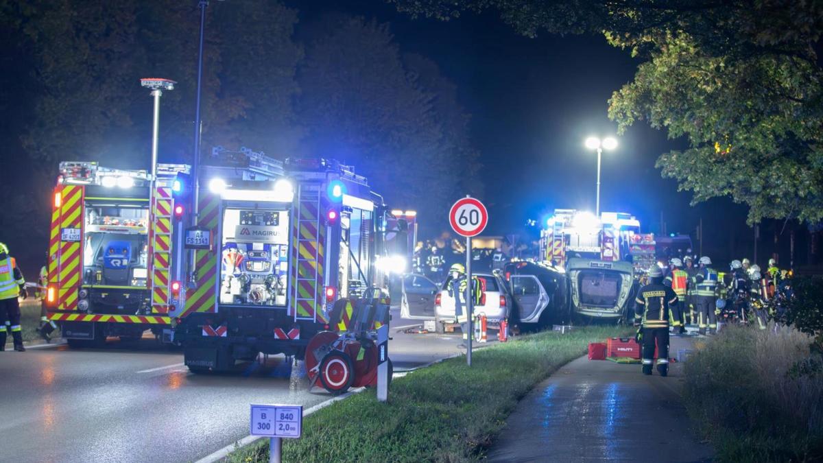 B 300: Large-scale fire department exercise near Stadtbergen with bang and ...