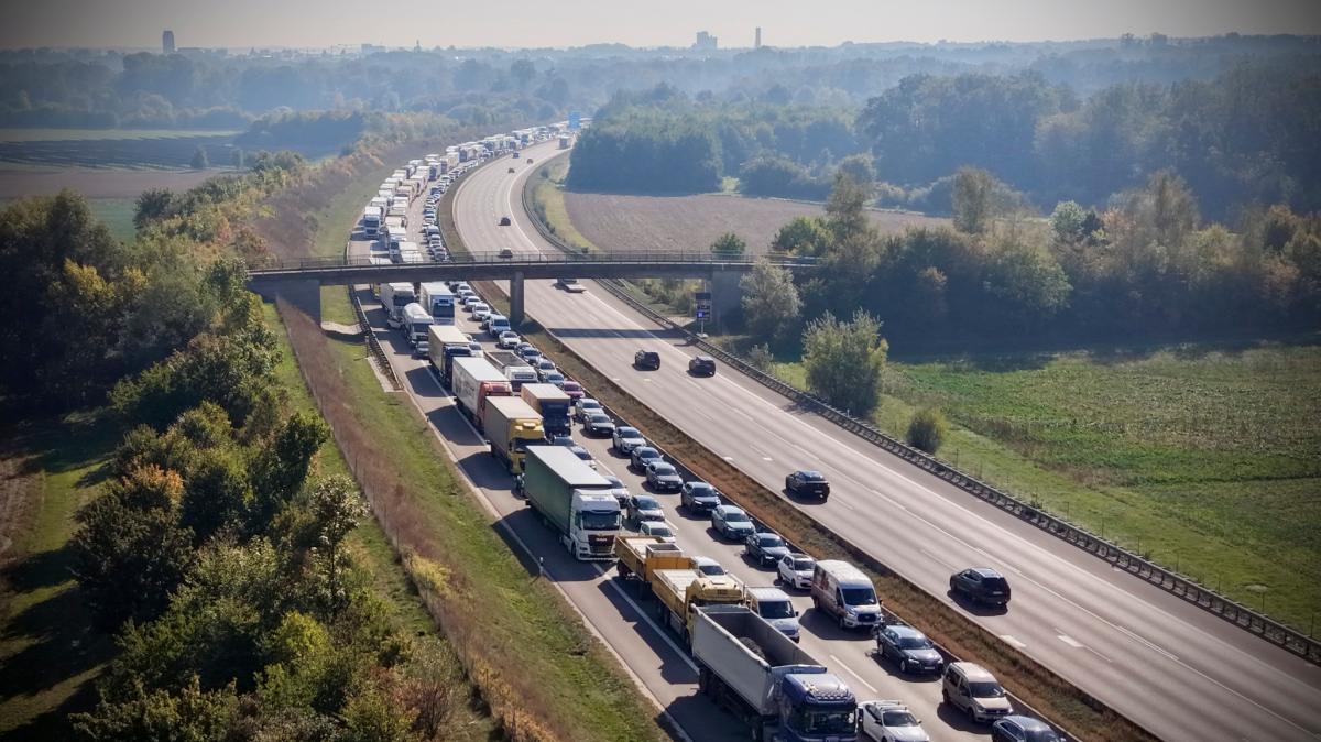 A8 wegen Unfall am Dreieck Eschenried gesperrt – kilometerlanger Stau
