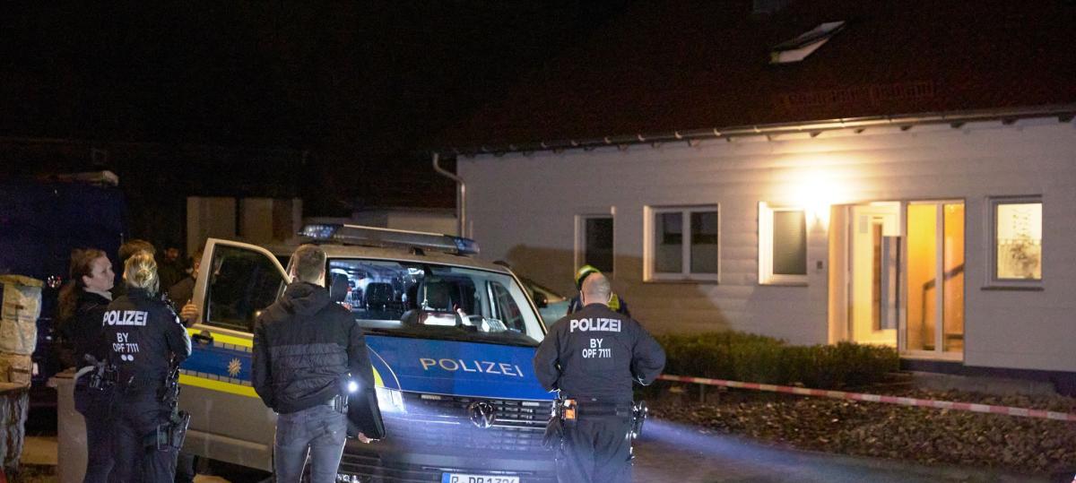 Berngau in der Oberpfalz: Zwei Tote nach Schüssen bei Waffenkontrolle – Polizei stürmt Wohnhaus