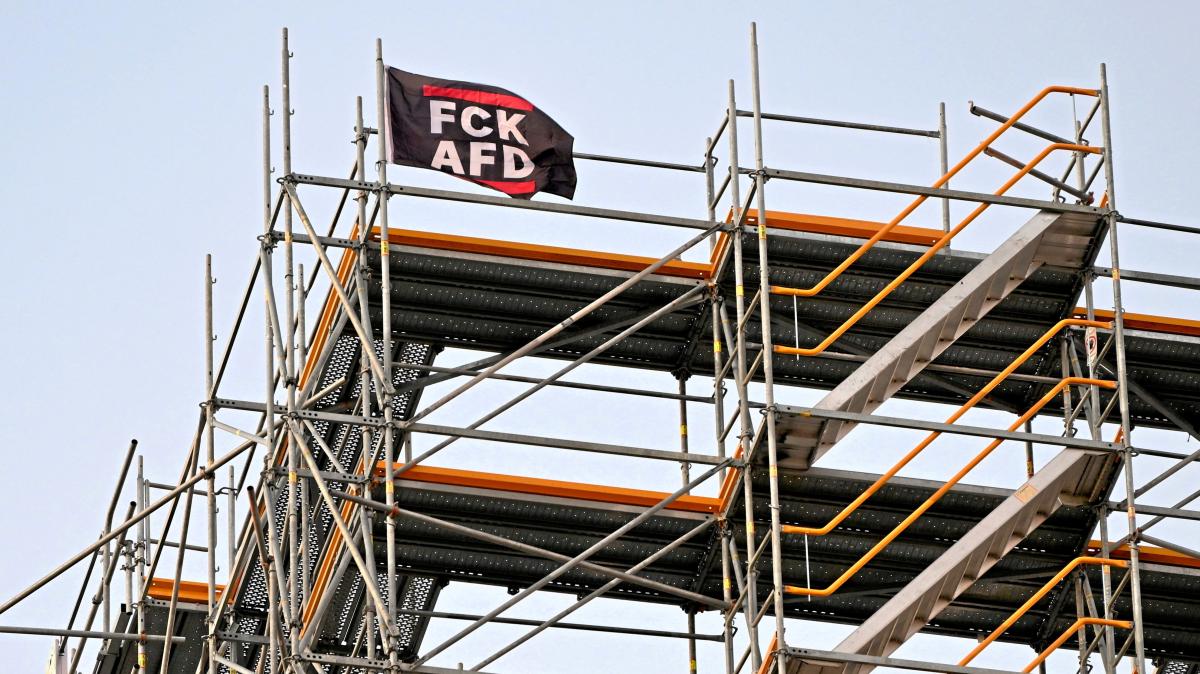Stadt Augsburg erstattet Anzeige wegen Anti-AfD-Fahne auf Perlachturm – ...